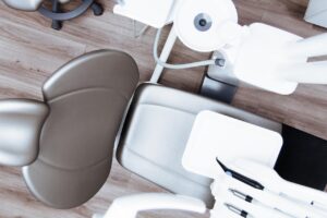 Stomatologia zachowawcza: jak leczy się próchnicę i ubytki, od diagnostyki po wypełnienia oraz leczenie kanałowe